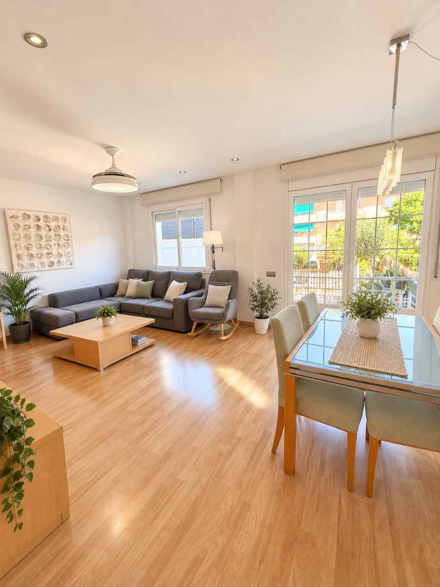 Piso exterior con gran terraza-jardín privada en Cubelles