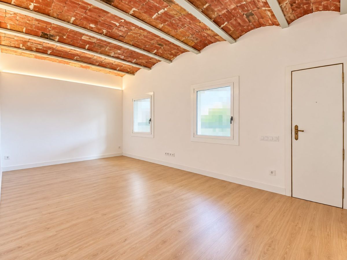 GRUPO MARIN  presenta EXCLUSIVA , vivenda reformada a estrenar con terraza, en el corazón de Poblenou.