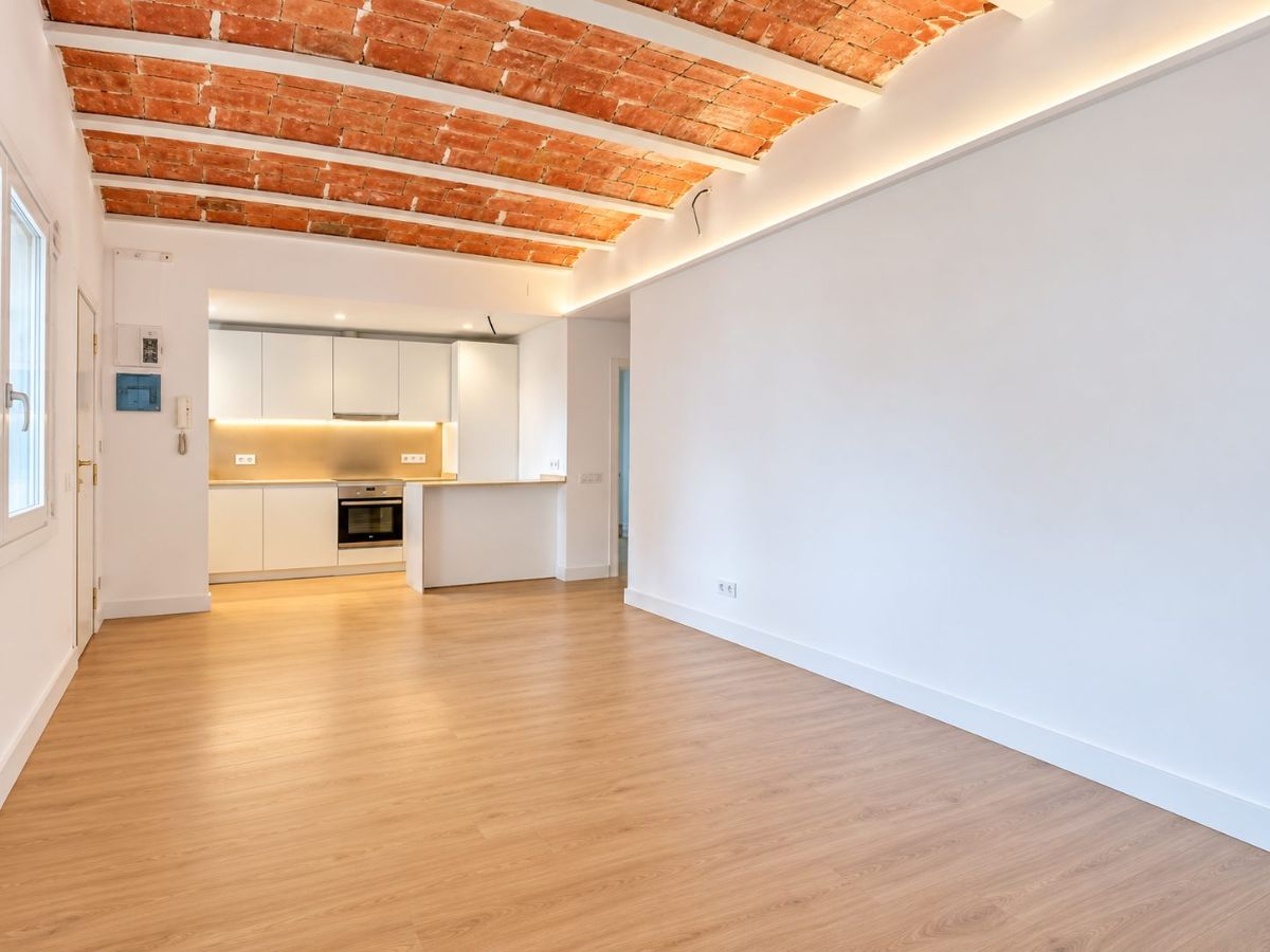 GRUPO MARIN  presenta EXCLUSIVA , vivenda reformada a estrenar con terraza, en el corazón de Poblenou.