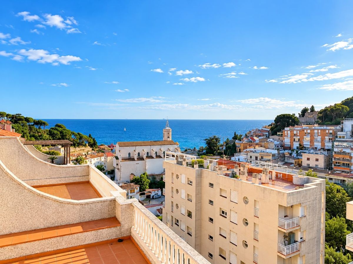 ESPECTACULAR CASA ADOSADA EN EL CENTRO DE CALDES D’ESTRAC · VISTAS AL MAR Y A LA MONTAÑA