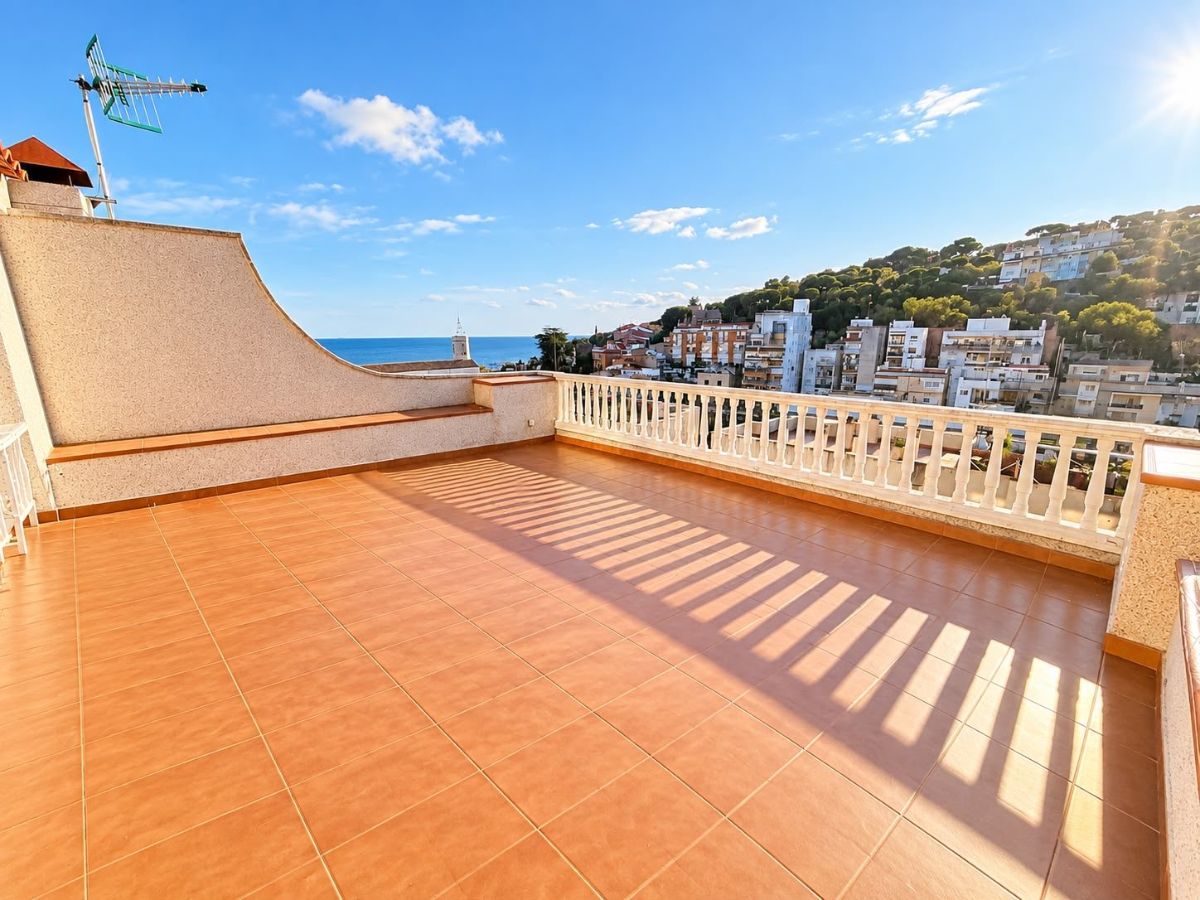 ESPECTACULAR CASA ADOSADA EN EL CENTRO DE CALDES D’ESTRAC · VISTAS AL MAR Y A LA MONTAÑA