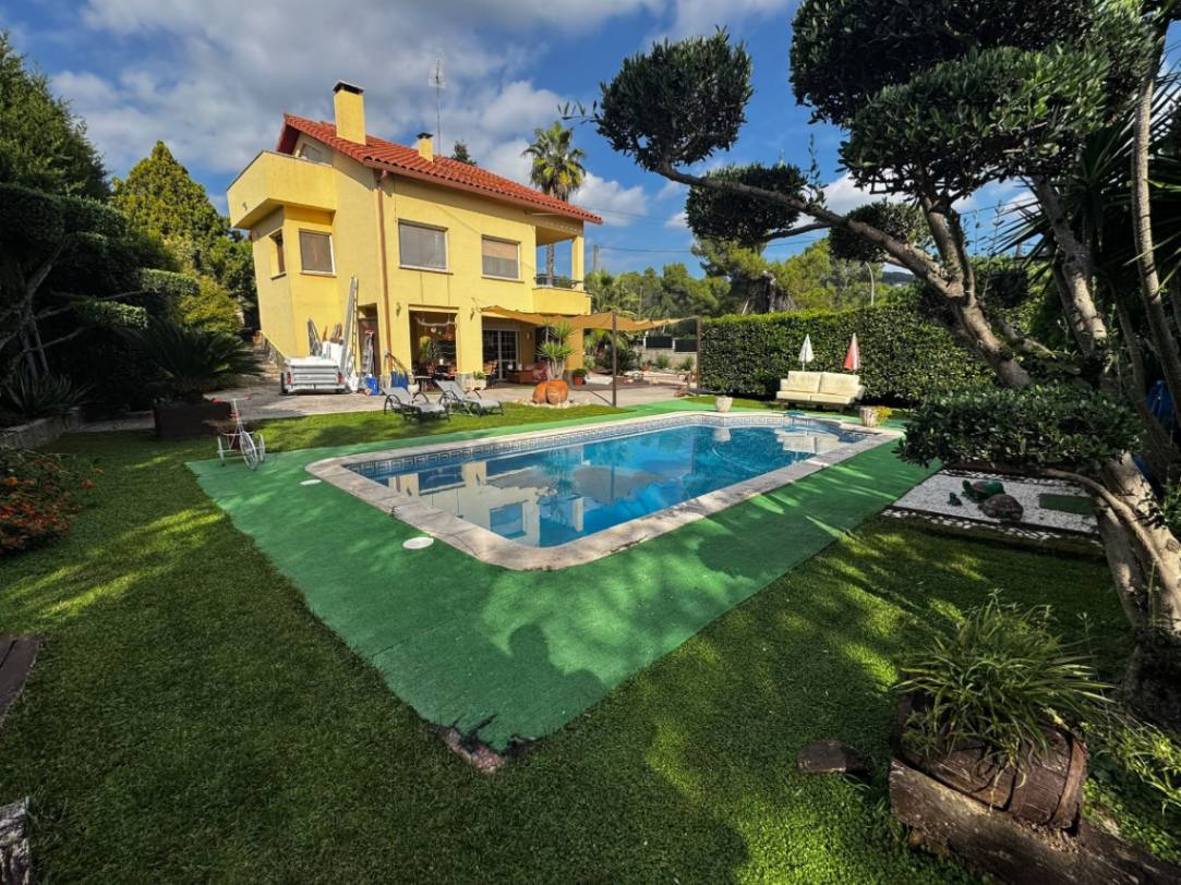 ESPECTACULAR CASA EN ZONA RESIDENCIAL CAN BARRI