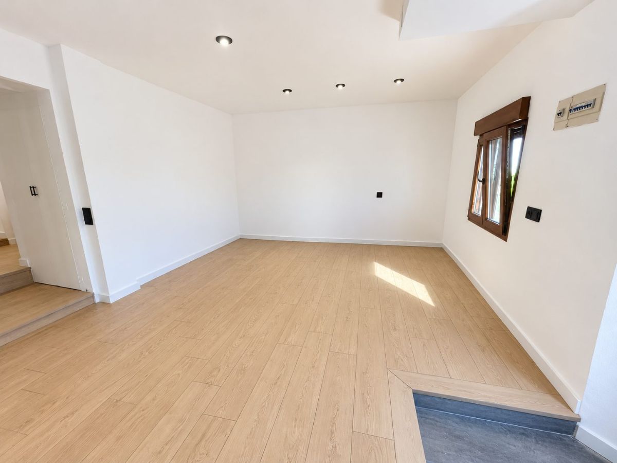 CASA APAREADA TOTALMENTE REFORMADA EN ZONA TRANQUILA