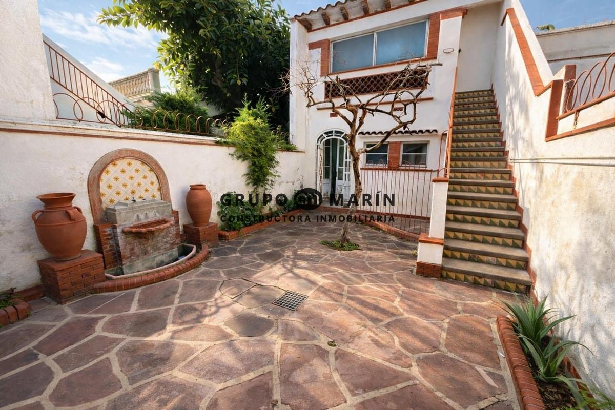 ¡Magnífica propiedad con patio, terraza y estancias clásicas en el corazón de Mataró! - Foto 0