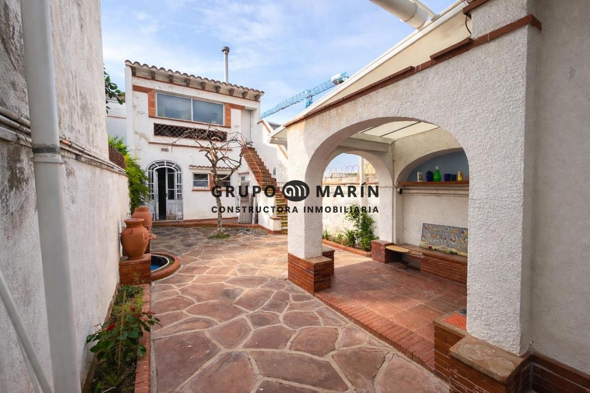 ¡Magnífica propiedad con patio, terraza y estancias clásicas en el corazón de Mataró! - Foto 13