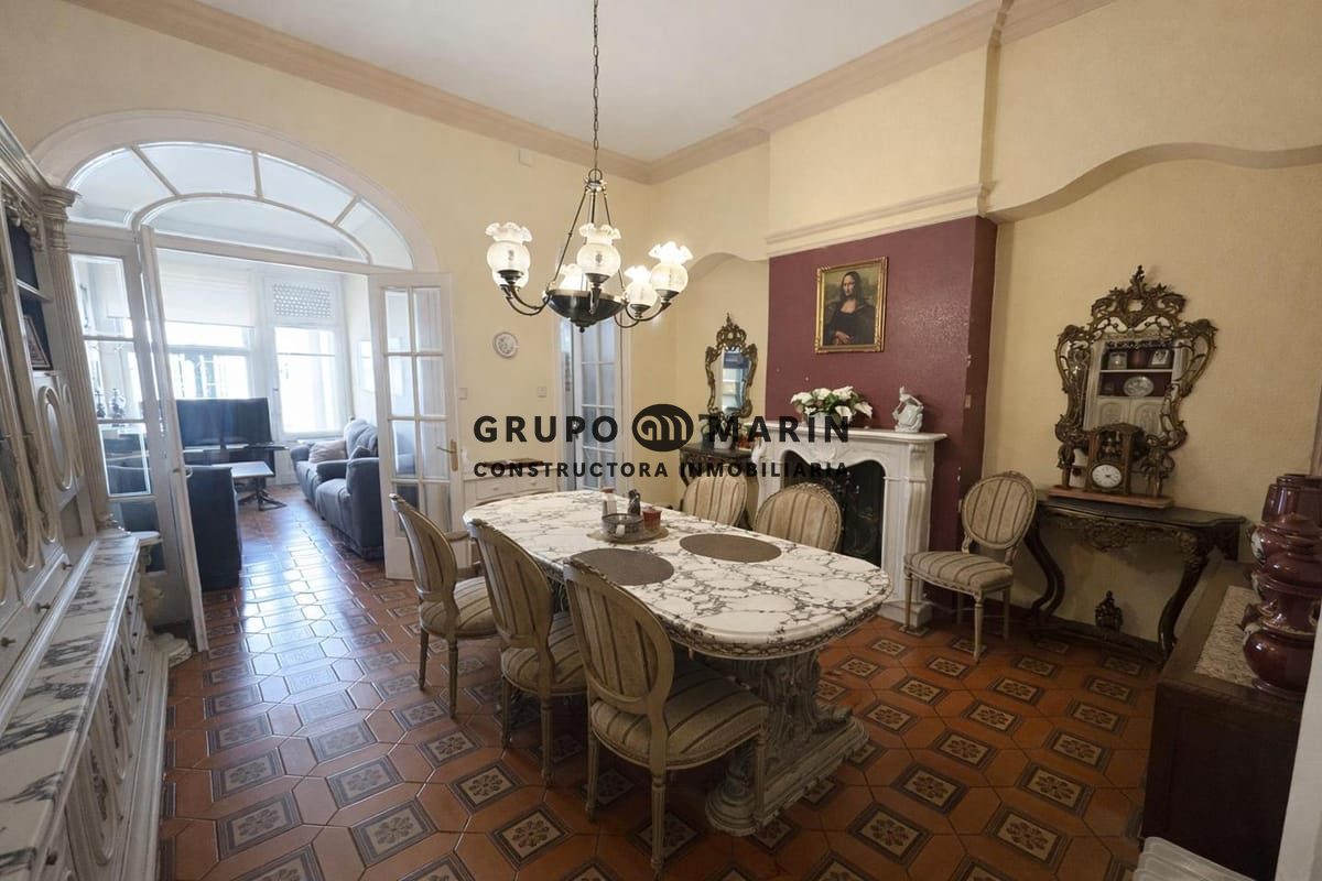 ¡Magnífica propiedad con patio, terraza y estancias clásicas en el corazón de Mataró! - Foto 2