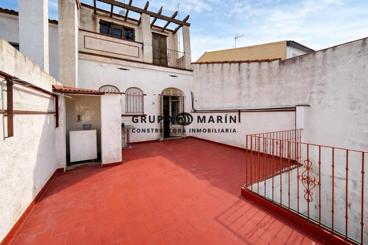 ¡Magnífica propiedad con patio, terraza y estancias clásicas en el corazón de Mataró! - Foto 3