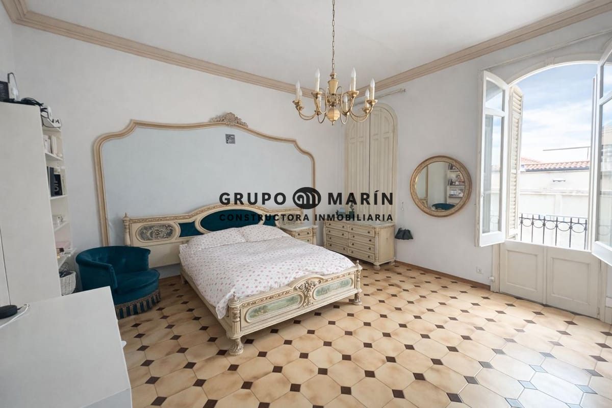 ¡Magnífica propiedad con patio, terraza y estancias clásicas en el corazón de Mataró! - Foto 4