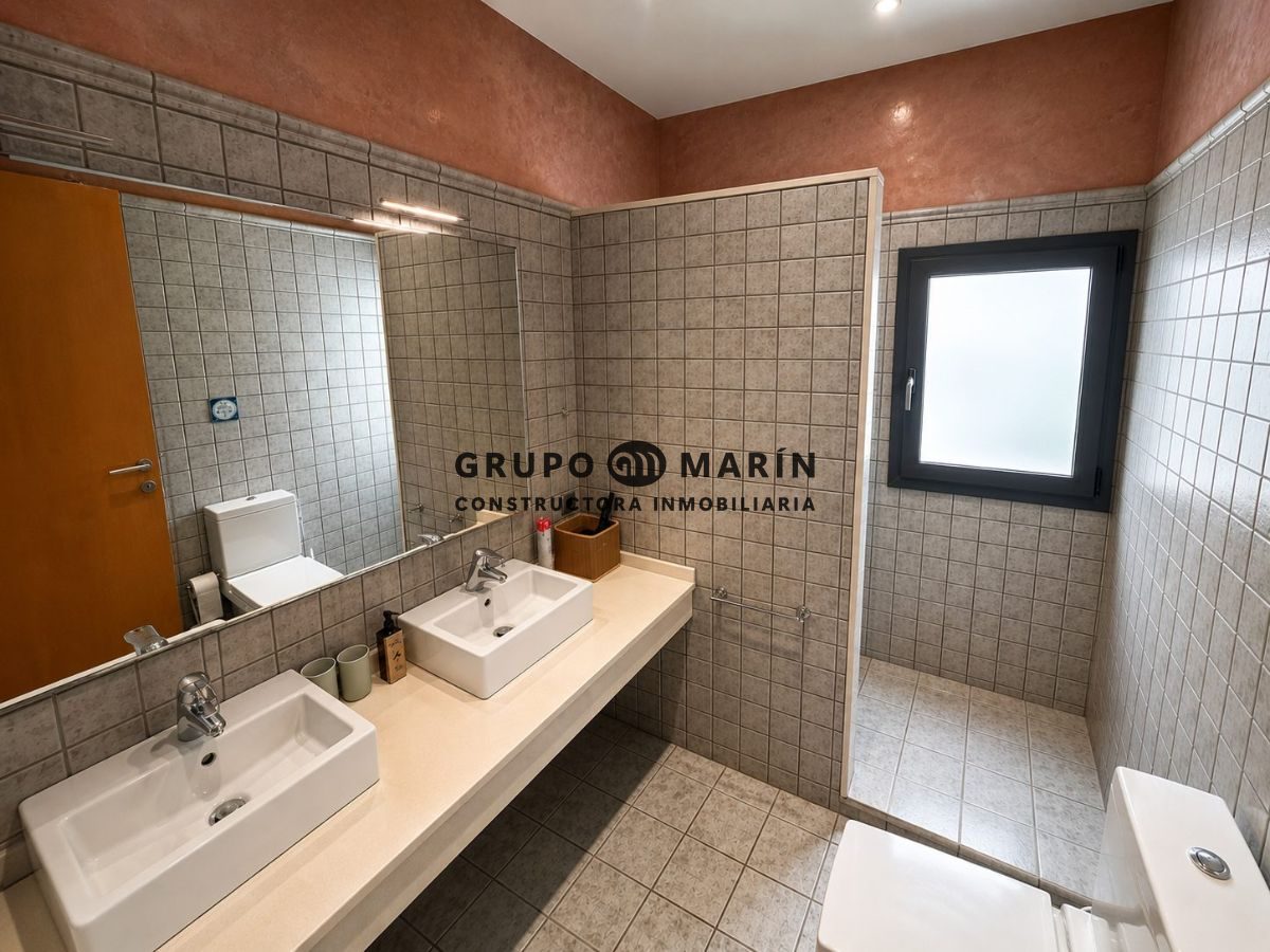 Casa adosada de diseño con ascensor, terraza y licencia turística - Foto 12