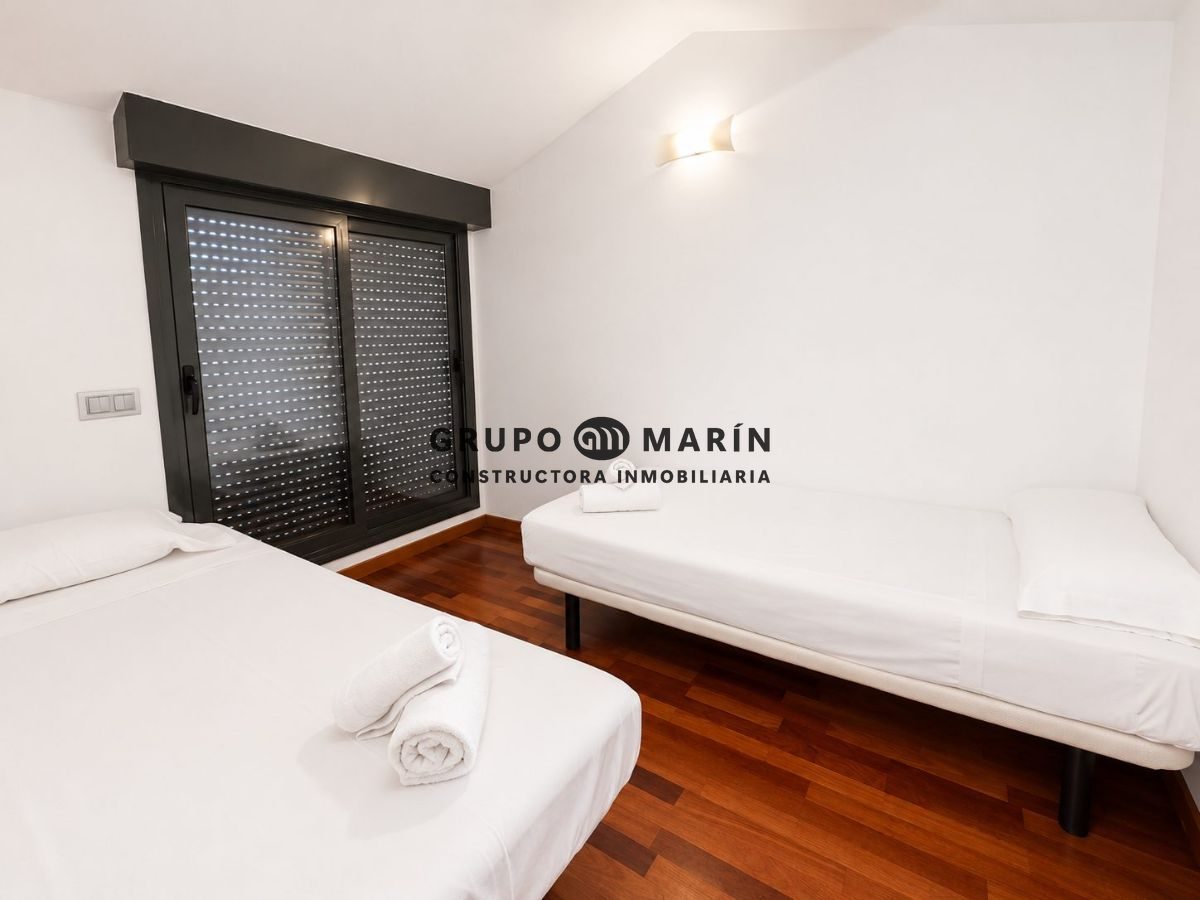 Casa adosada de diseño con ascensor, terraza y licencia turística - Foto 20