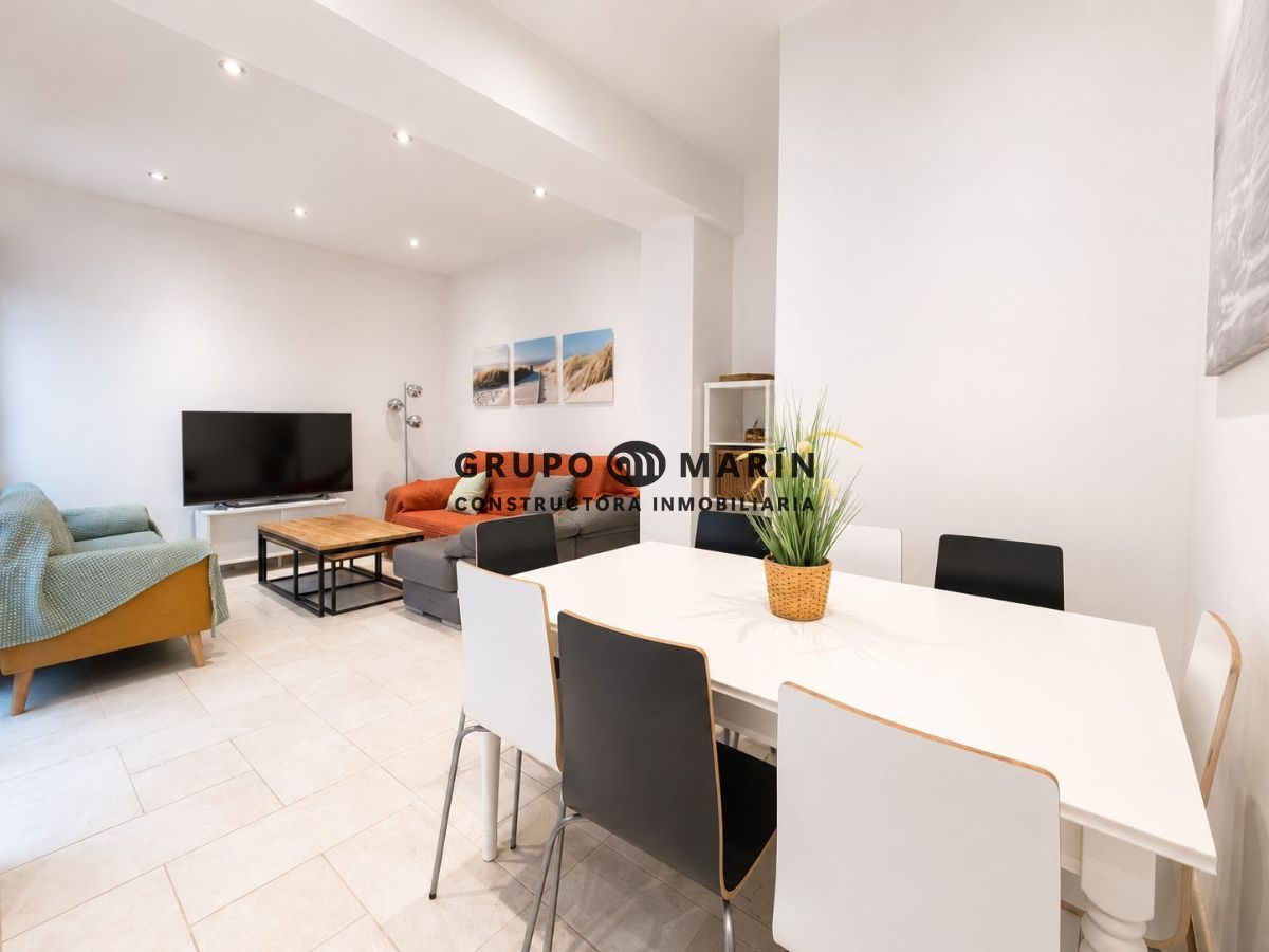 Casa adosada de diseño con ascensor, terraza y licencia turística - Foto 3