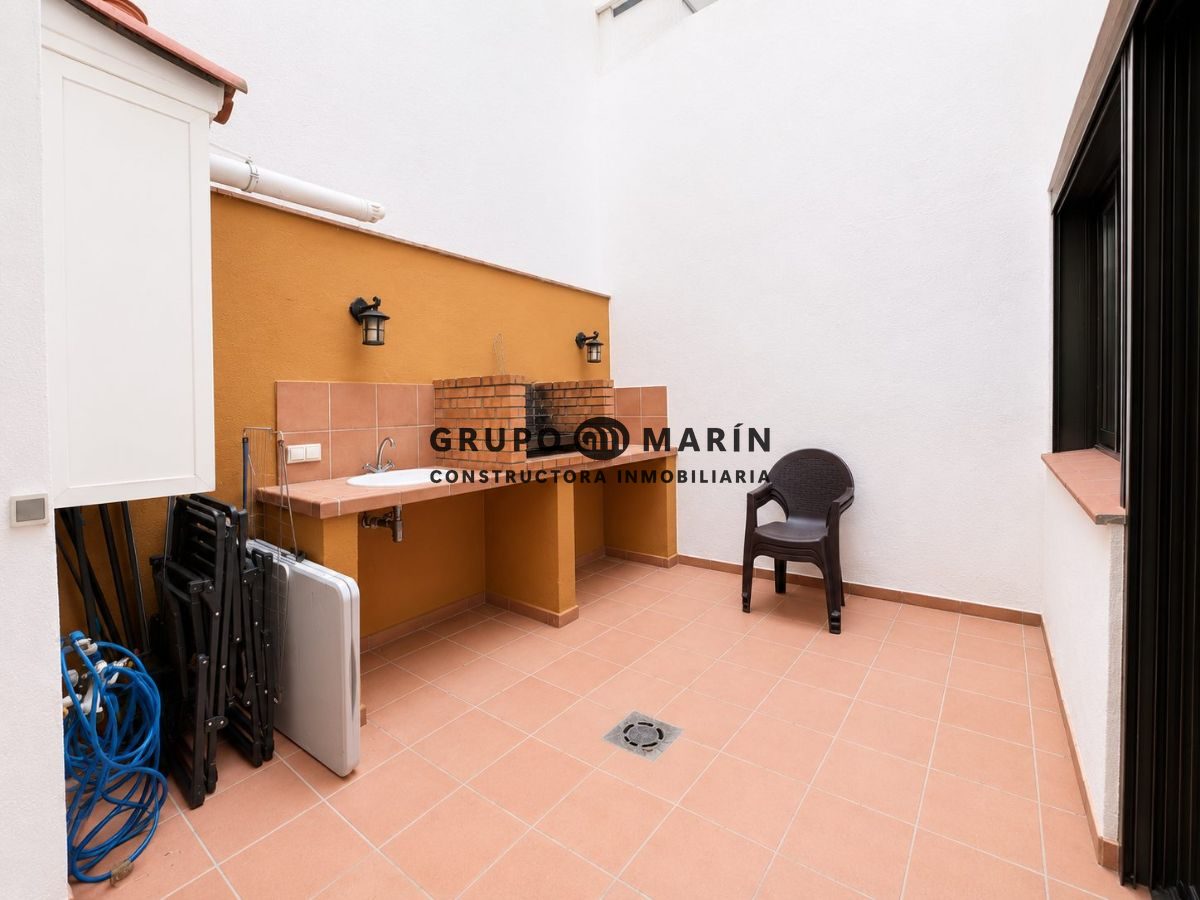 Casa adosada de diseño con ascensor, terraza y licencia turística - Foto 7