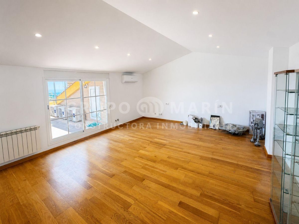 Exclusivo ático dúplex frente al Port Balís con vistas al mar - Foto 10