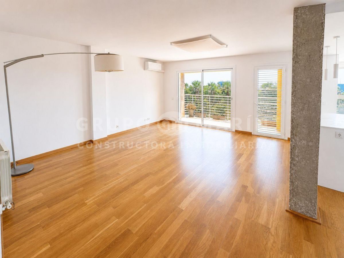 Exclusivo ático dúplex frente al Port Balís con vistas al mar - Foto 3