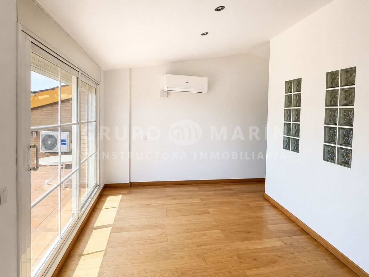 Exclusivo ático dúplex frente al Port Balís con vistas al mar - Foto 8