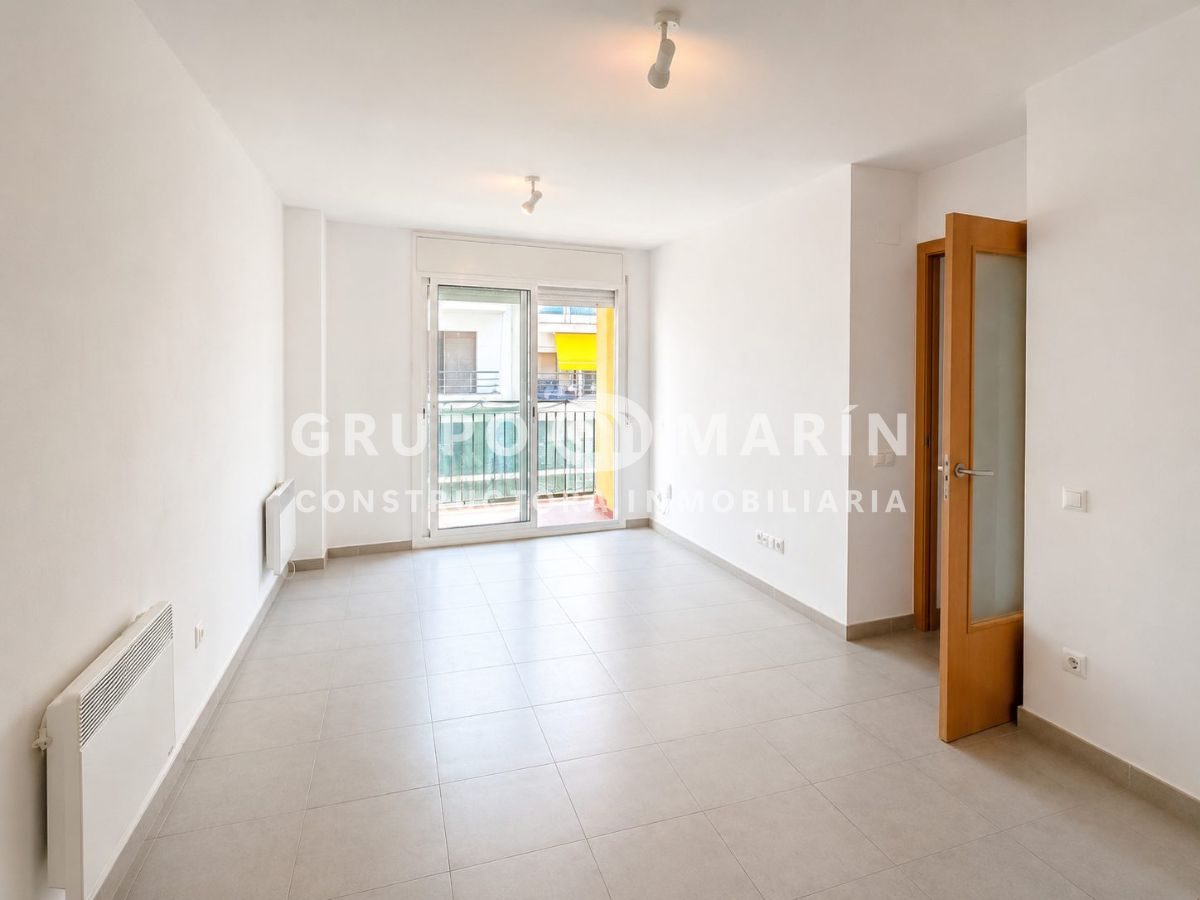 Piso exterior con balcón en Blanes - Foto 1