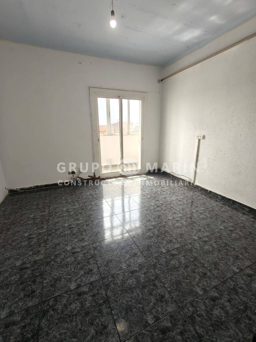 Piso de 3 habitaciones situado en el Carrer de L'Empordà, en Badalona - Foto 2