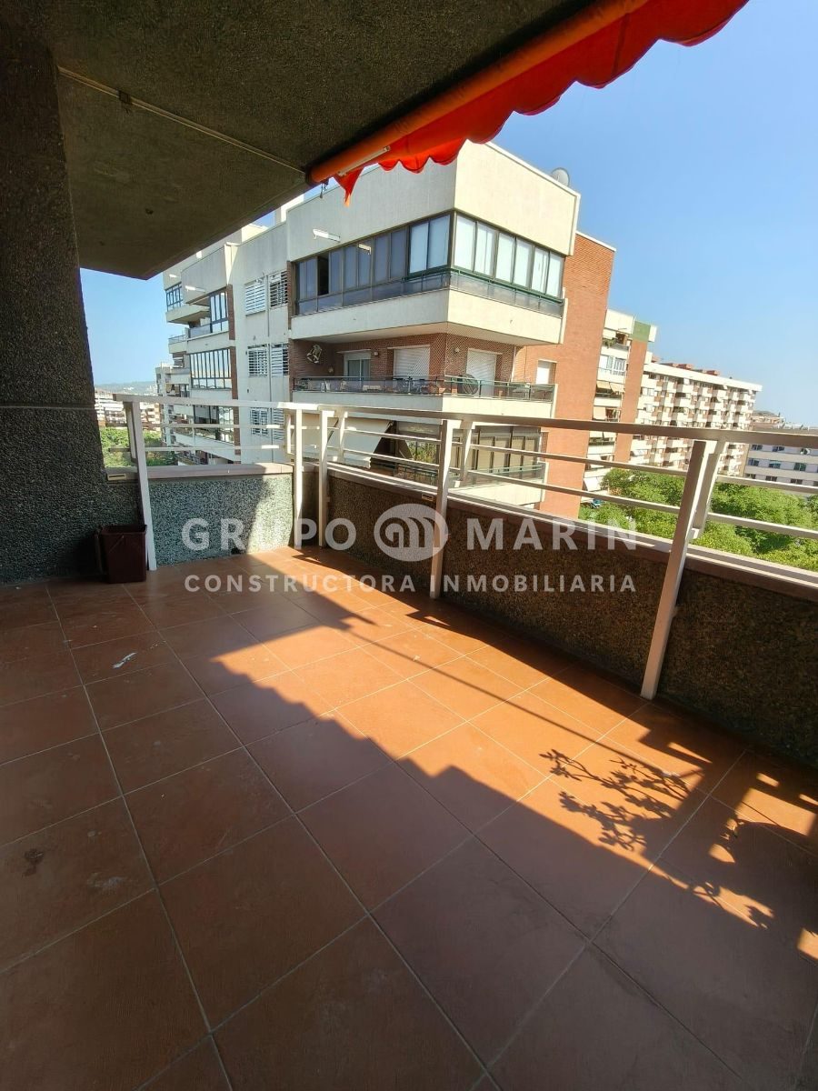 MAGNÍFICO piso de 102m² situado en la Avinguda de Xile, en pleno corazón de Les Corts - Foto 2