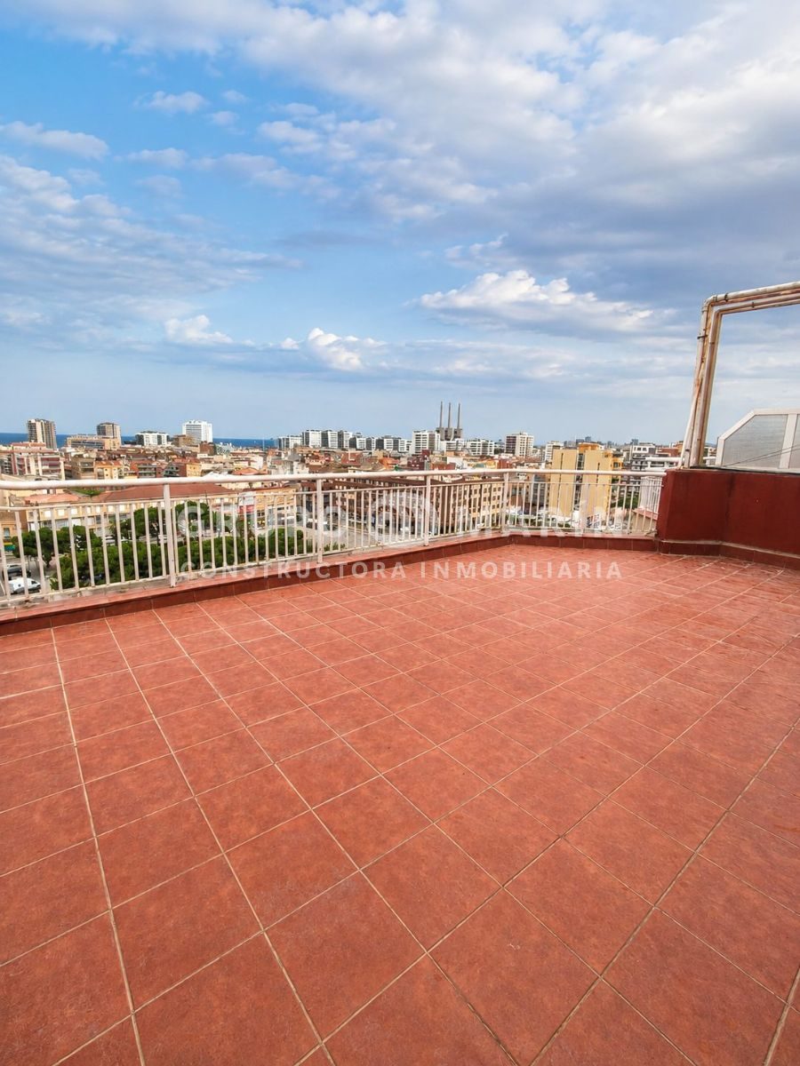 GRUPO MARIN presenta FANTASTICO Ático de 130m² en Badalona - Foto 4