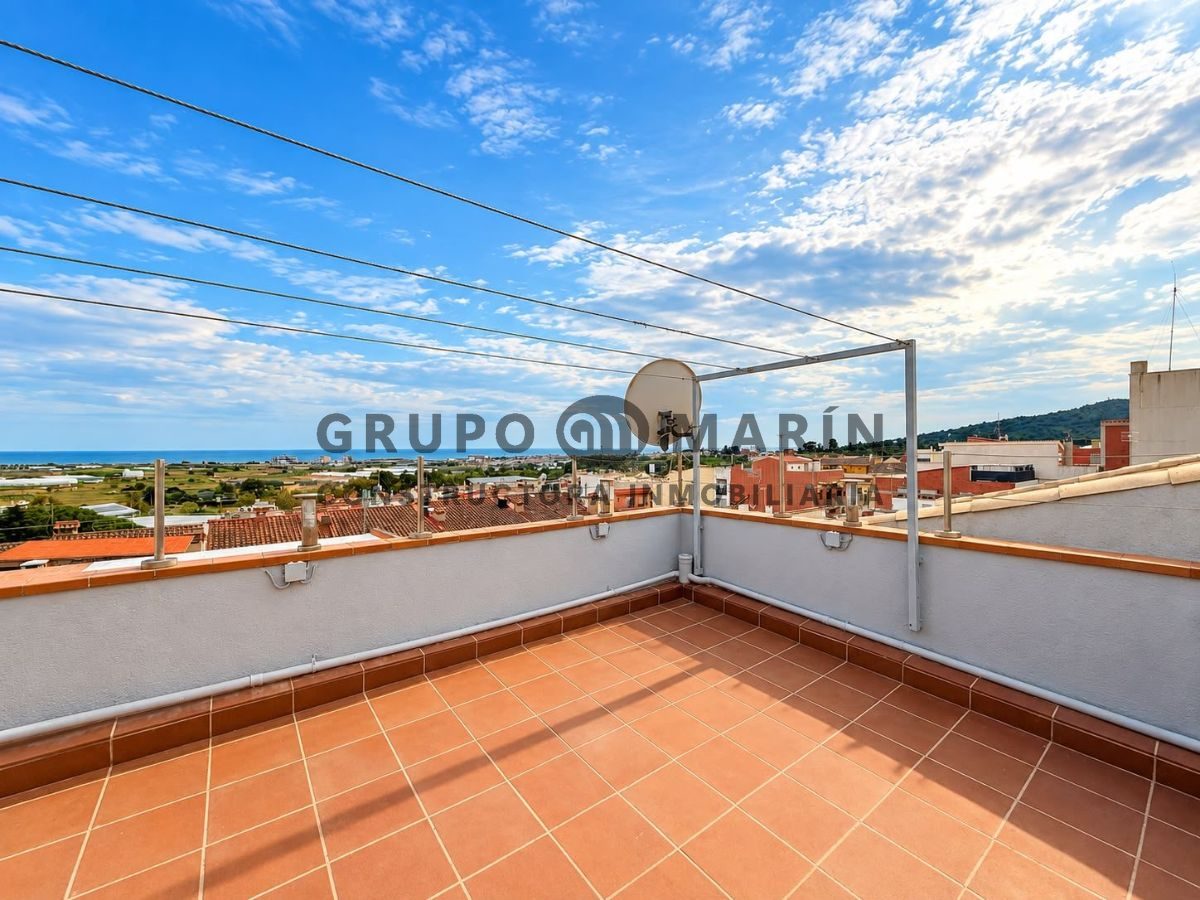 Piso luminoso con gran terraza privada y vistas al mar en Palafolls - Foto 1