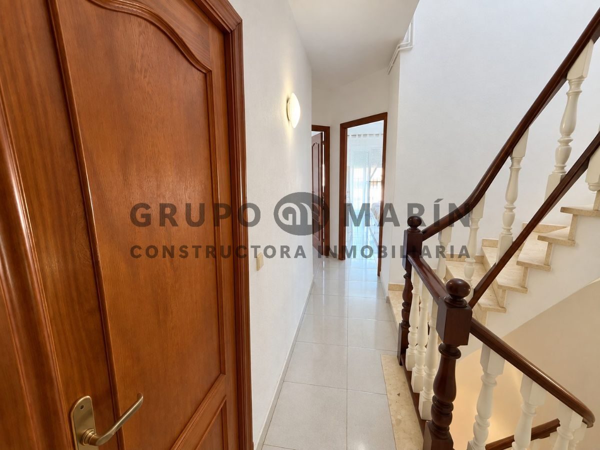 Casa de 4 habitaciones, 3 baños; distribuida en 3 plantas. Bar en funcionamiento en la planta baja. - Foto 10