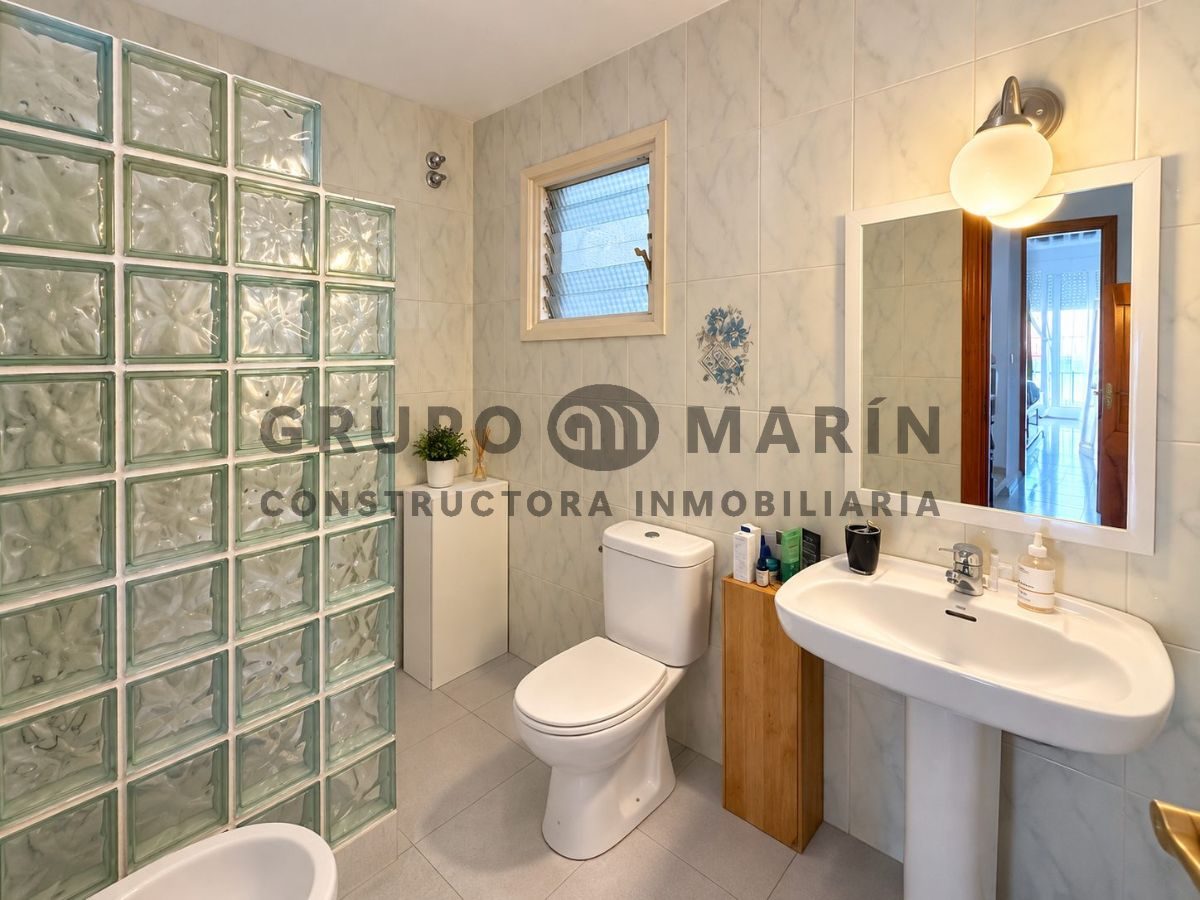 Casa de 4 habitaciones, 3 baños; distribuida en 3 plantas. Bar en funcionamiento en la planta baja. - Foto 11