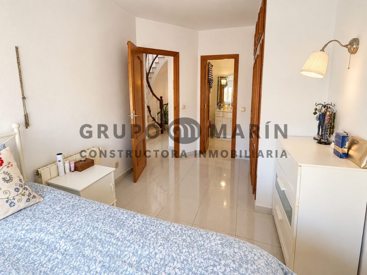 Casa de 4 habitaciones, 3 baños; distribuida en 3 plantas. Bar en funcionamiento en la planta baja. - Foto 13