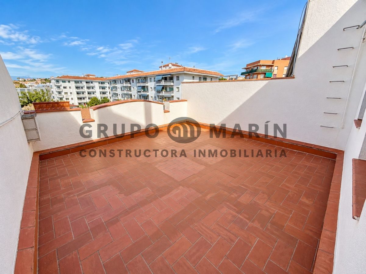 Casa de 4 habitaciones, 3 baños; distribuida en 3 plantas. Bar en funcionamiento en la planta baja. - Foto 2