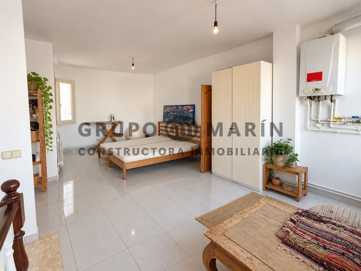 Casa de 4 habitaciones, 3 baños; distribuida en 3 plantas. Bar en funcionamiento en la planta baja. - Foto 20