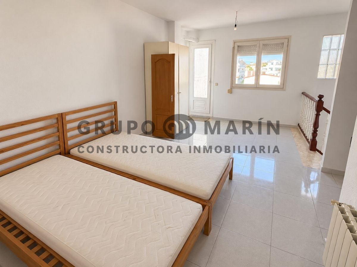 Casa de 4 habitaciones, 3 baños; distribuida en 3 plantas. Bar en funcionamiento en la planta baja. - Foto 21
