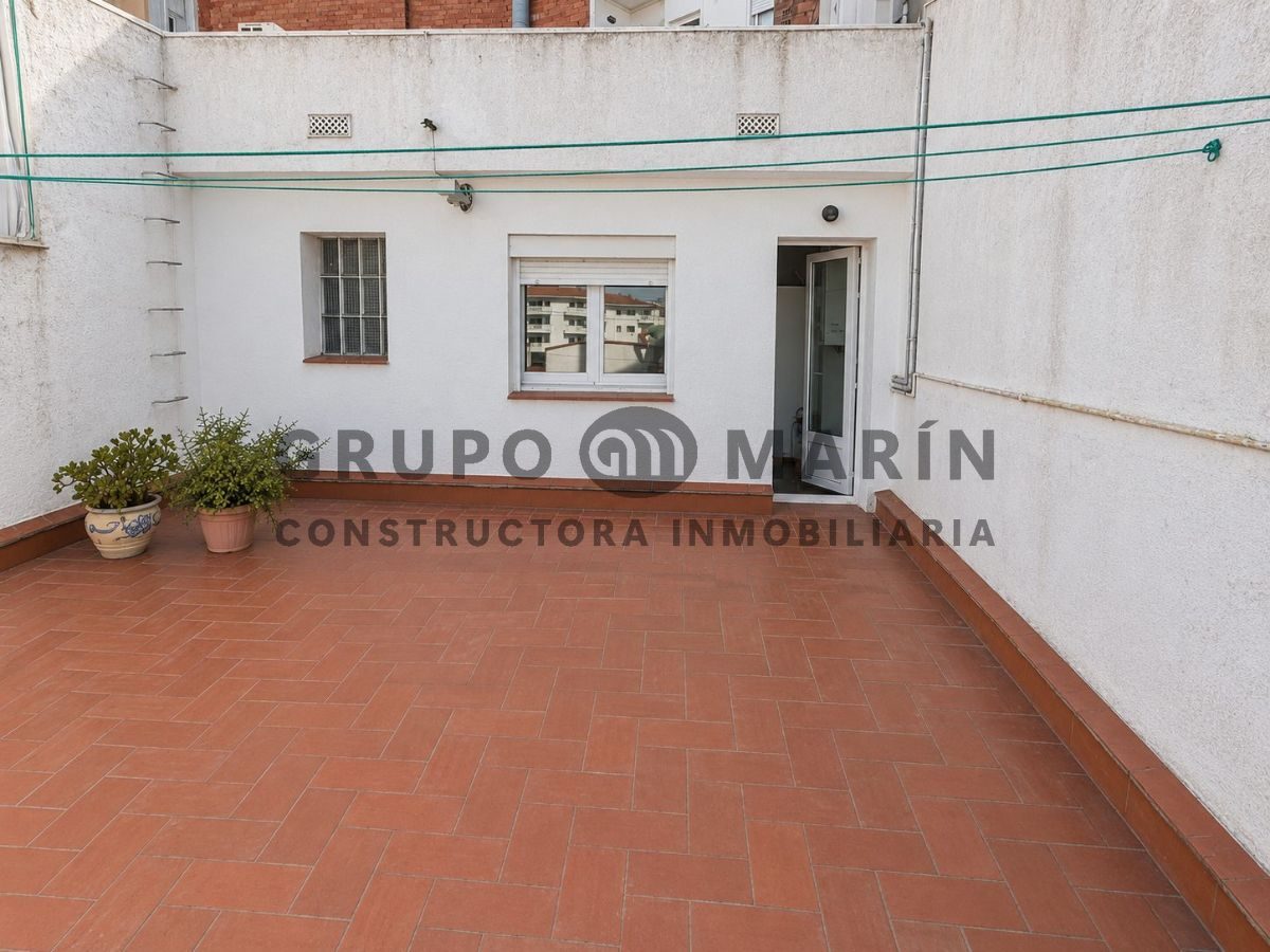 Casa de 4 habitaciones, 3 baños; distribuida en 3 plantas. Bar en funcionamiento en la planta baja. - Foto 23