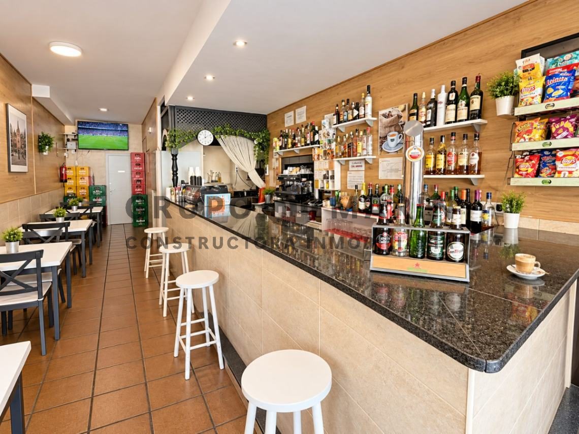 Casa de 4 habitaciones, 3 baños; distribuida en 3 plantas. Bar en funcionamiento en la planta baja. - Foto 27