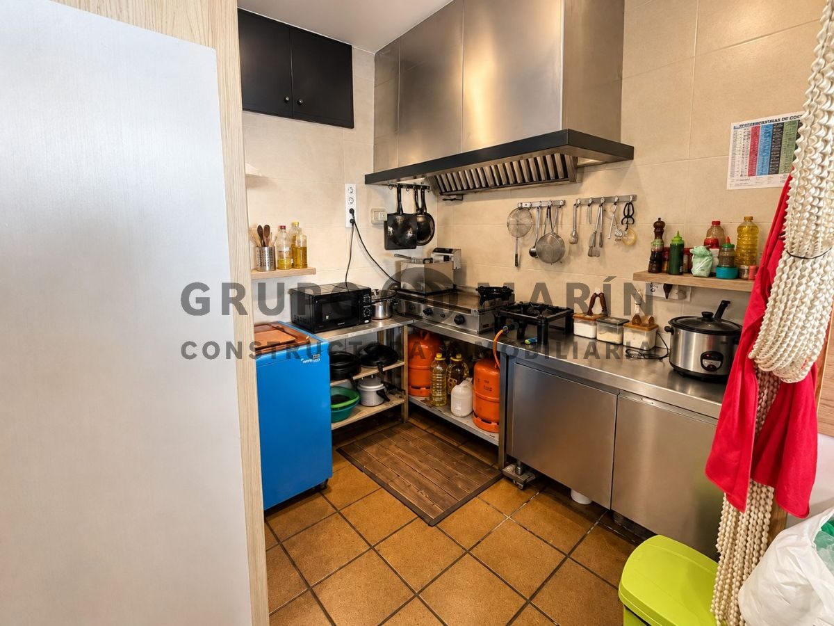 Casa de 4 habitaciones, 3 baños; distribuida en 3 plantas. Bar en funcionamiento en la planta baja. - Foto 28