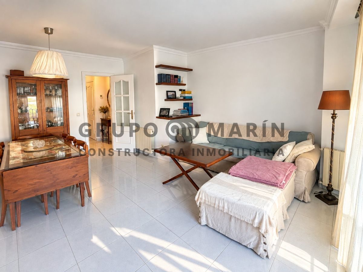 Casa de 4 habitaciones, 3 baños; distribuida en 3 plantas. Bar en funcionamiento en la planta baja. - Foto 3