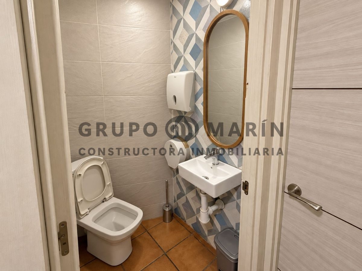 Casa de 4 habitaciones, 3 baños; distribuida en 3 plantas. Bar en funcionamiento en la planta baja. - Foto 30