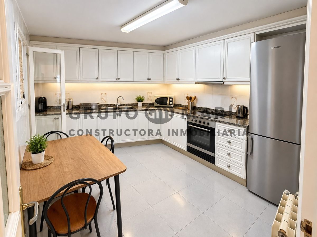 Casa de 4 habitaciones, 3 baños; distribuida en 3 plantas. Bar en funcionamiento en la planta baja. - Foto 5