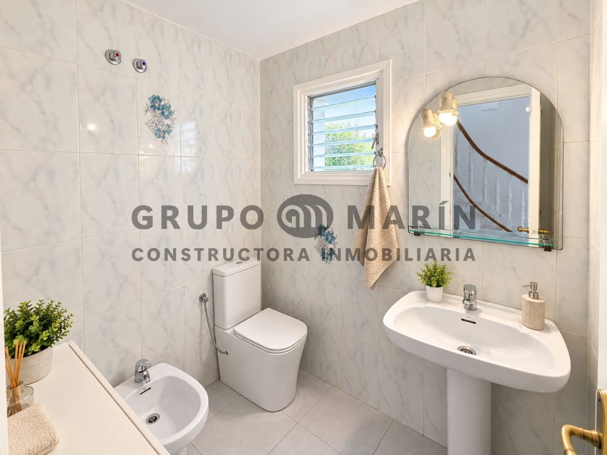 Casa de 4 habitaciones, 3 baños; distribuida en 3 plantas. Bar en funcionamiento en la planta baja. - Foto 7