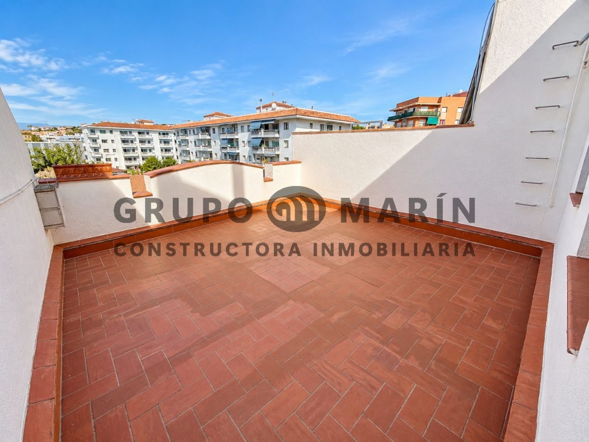 Casa de 4 habitaciones, 3 baños; distribuida en 3 plantas. - Foto 2
