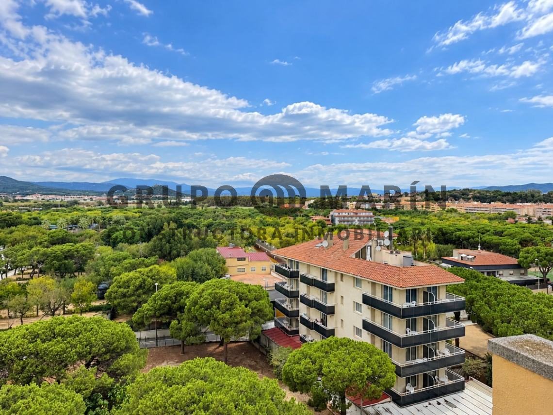 Piso de 91m2 con dos habitaciones dobles y un baño, con vistas a la montaña y a pocos minutos de la playa, en Blanes - Foto 2