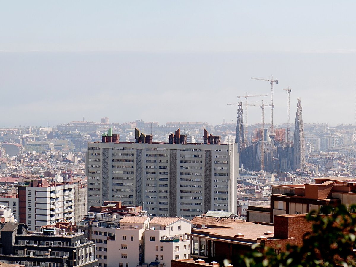 Vista de Barcelona con las torres de la Sagrada Família al fondo