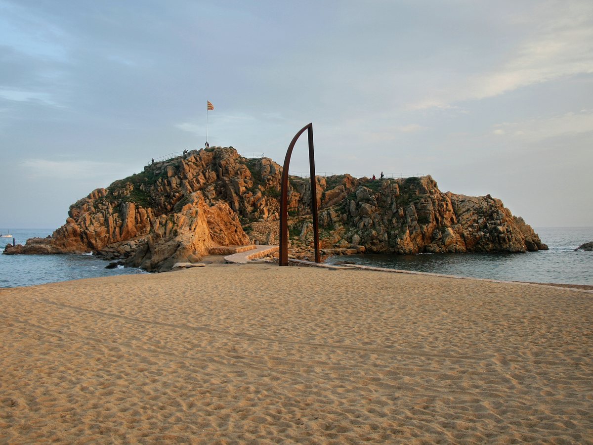 Sa Palomera y la playa de Blanes al atardecer
