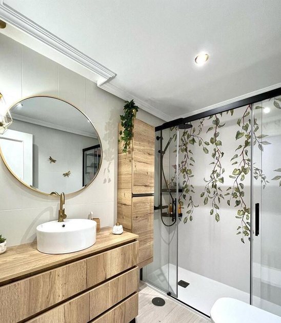 Baño reformado con mueble de madera y ducha de obra