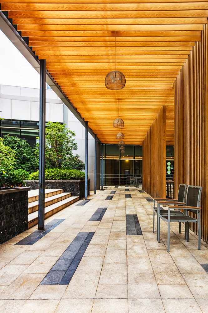 Porche con pérgola y tarima de madera