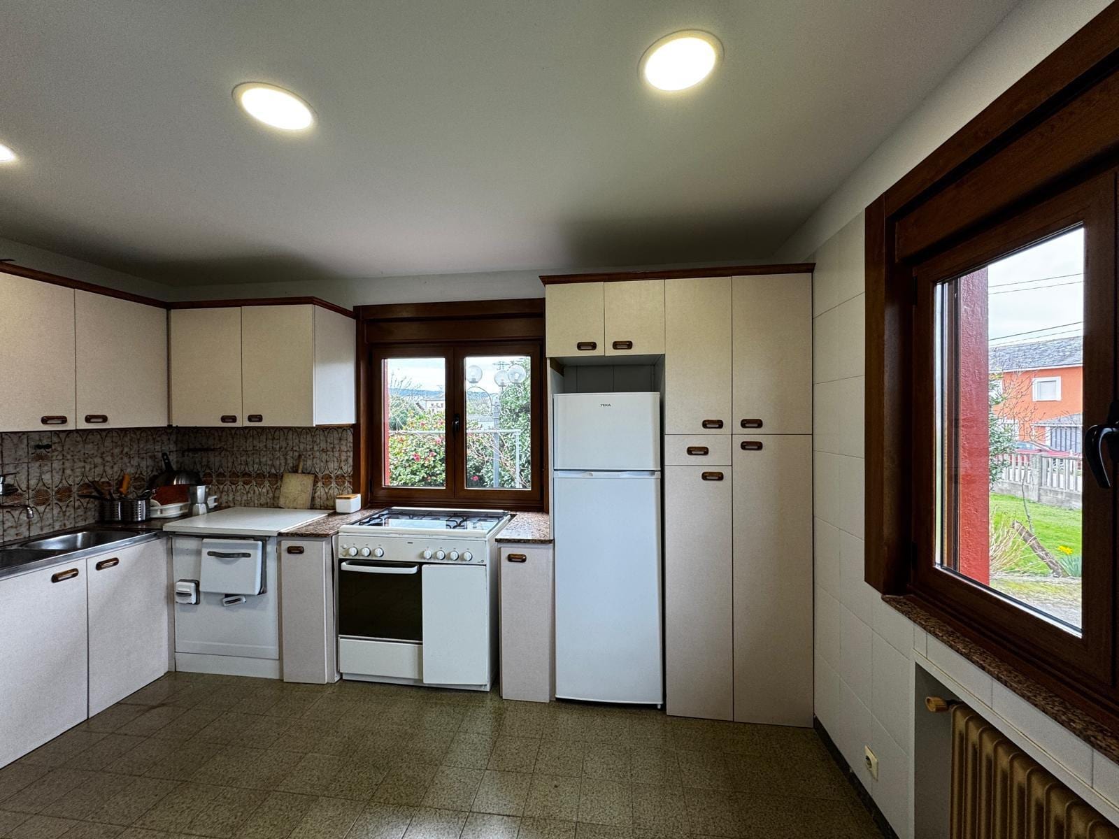 ¡Oportunidad única que combina hogar, entorno y gran potencial de inversión a tan solo 1 km de la playa! - Foto 9