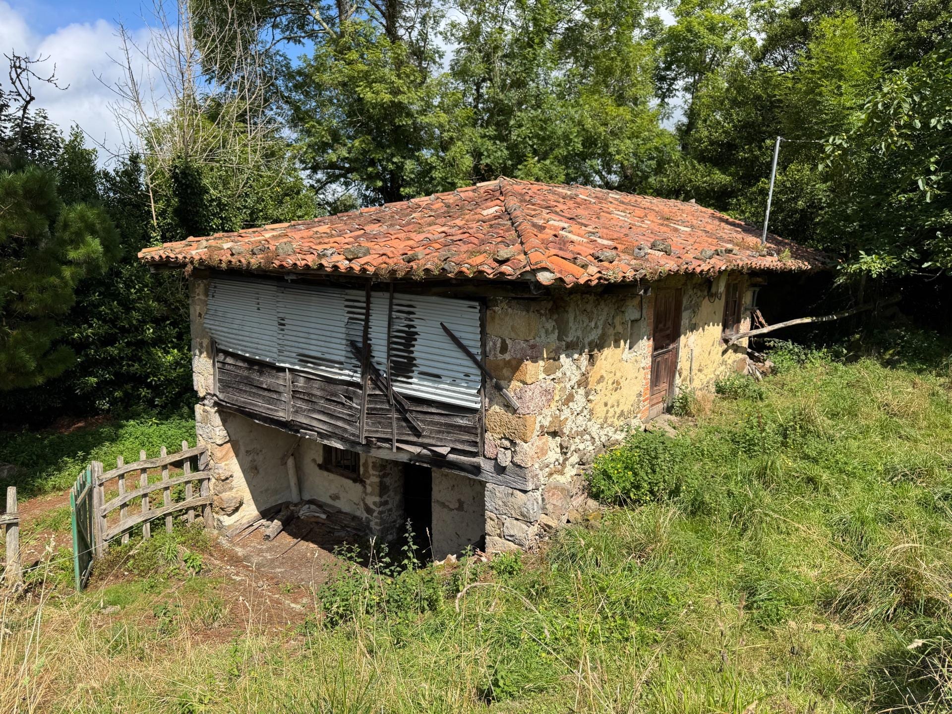 Auténtica casa de piedra con gran potencial en plena naturaleza - Foto 1