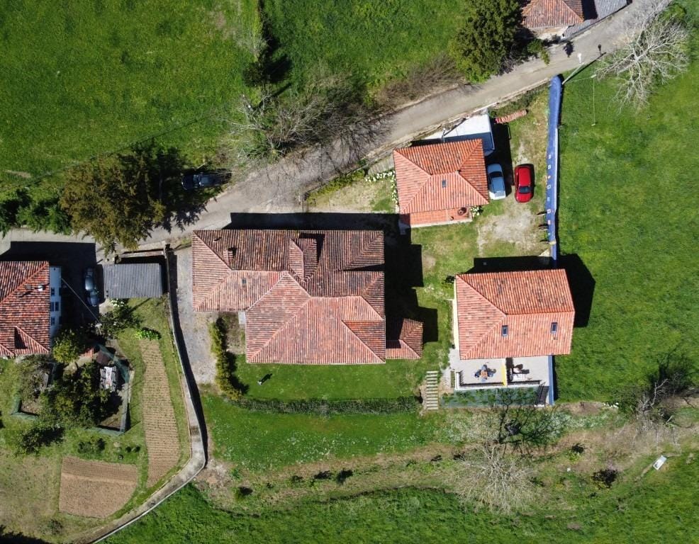 Conjunto de 3 viviendas en Folgueras, Pravia