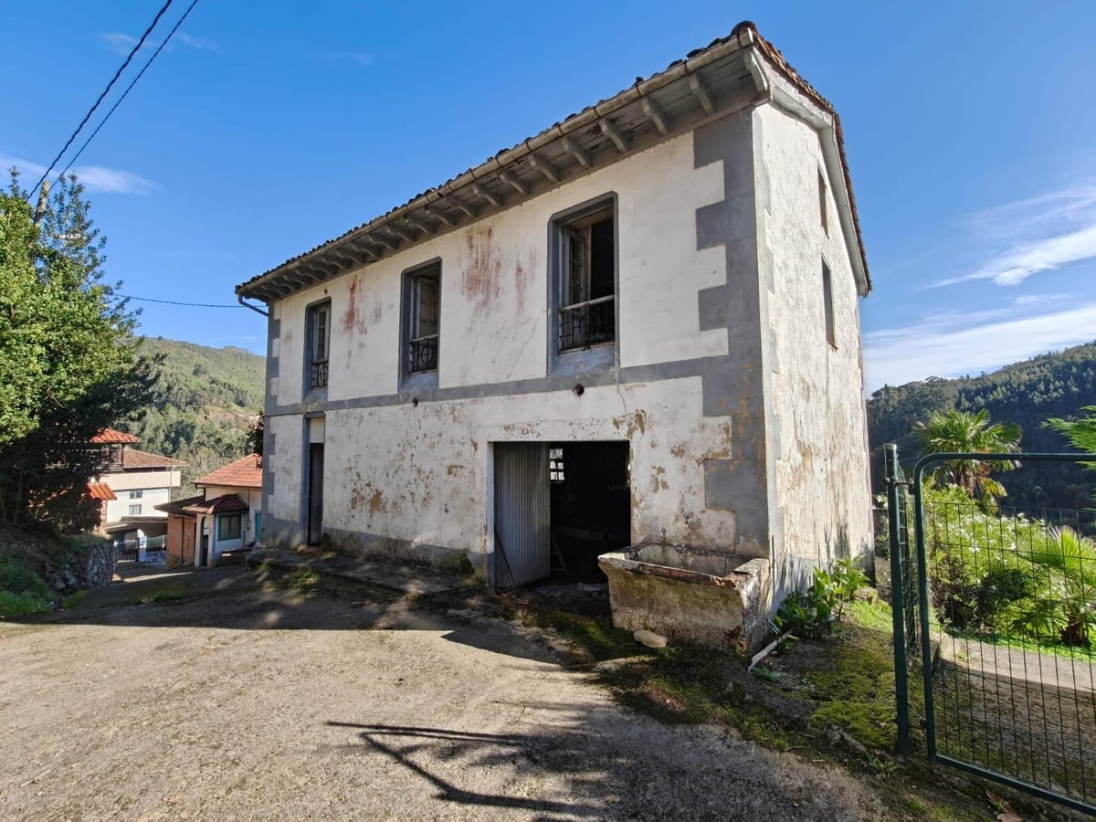 Casa tradicional de piedra y castaño en Salas