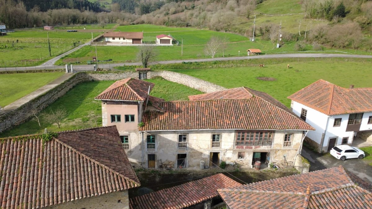 Casona indiana con llagar tradicional en Soto de los Infantes (Salas)