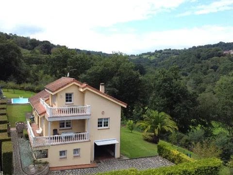 Casa con terreno y piscina en Caxidi, Parres