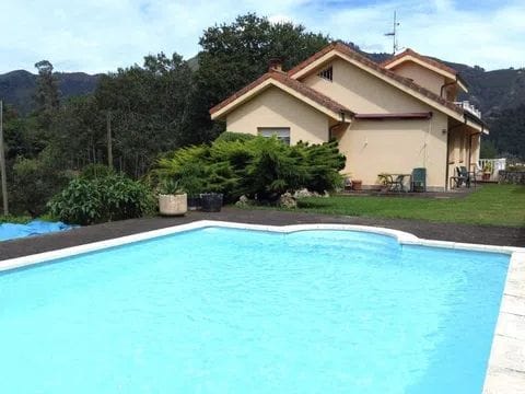 Casa con terreno y piscina en Caxidi, Parres